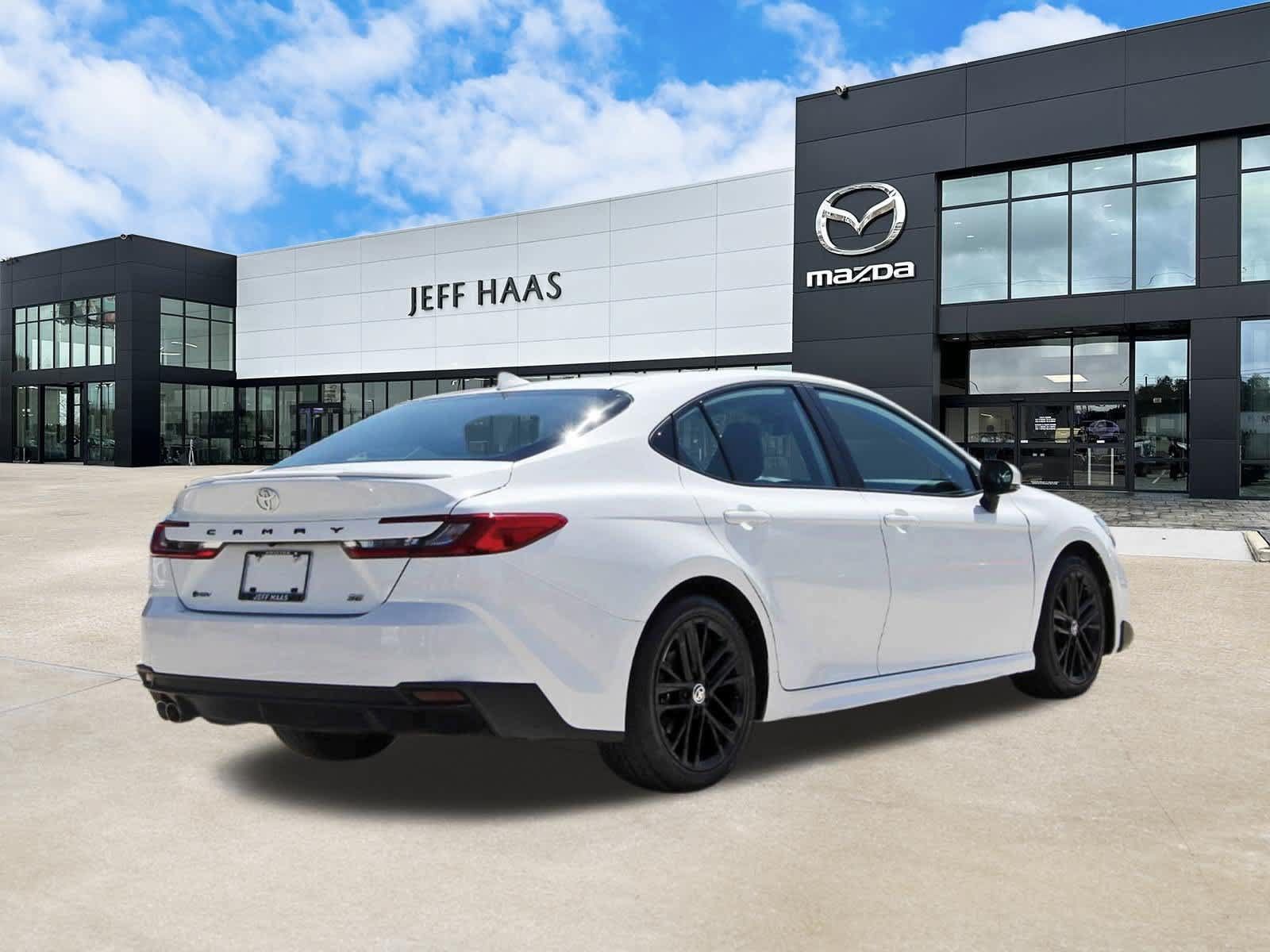 Used 2025 Toyota Camry SE FWD image 3