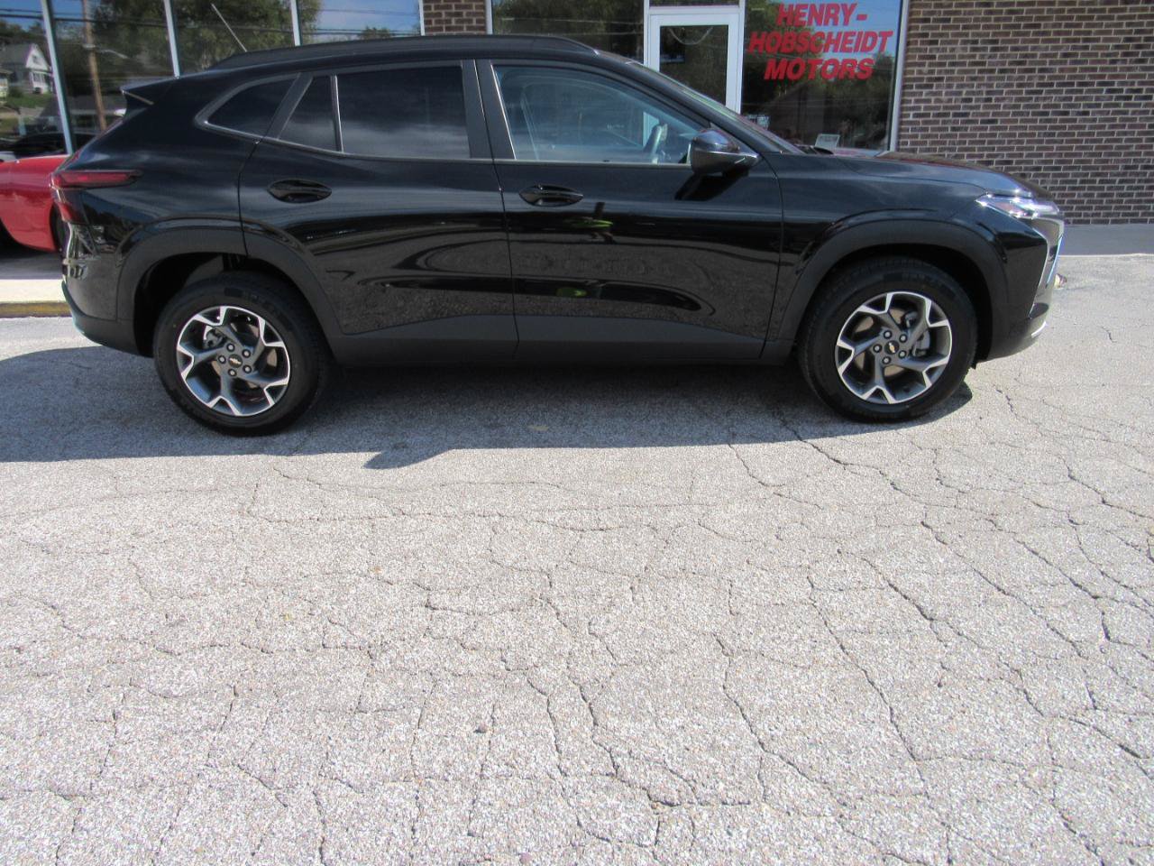 Used 2025 Chevrolet Trax LT FWD image 9