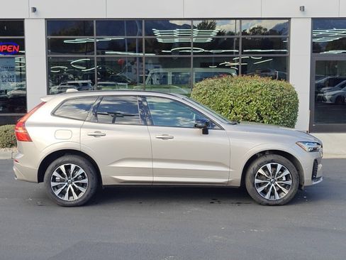 Used 2025 Volvo XC60 B5 Plus image 8