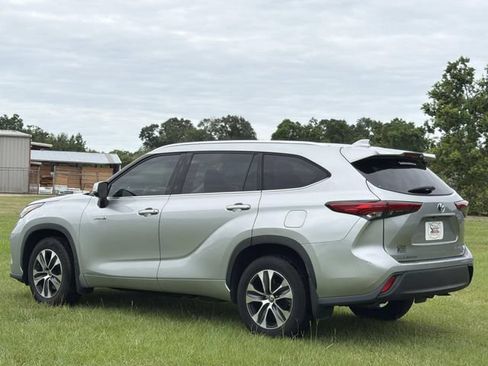 Used 2021 Toyota Highlander XLE AWD/4WD image 8