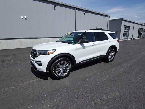 Used 2022 Ford Explorer XLT w/ Equipment Group 202A image 4