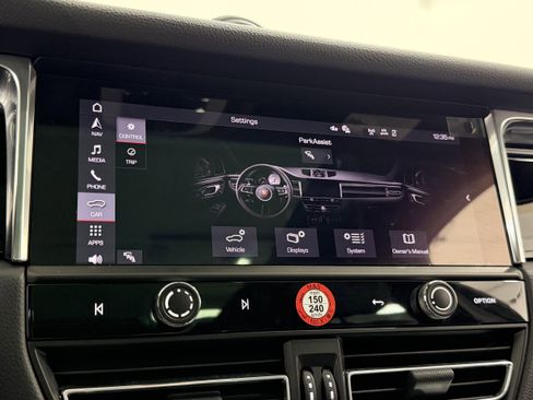 Certified 2025 Porsche Macan AWD/4WD image 42