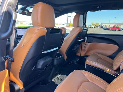 Used 2023 Chrysler Pacifica Pinnacle FWD image 39