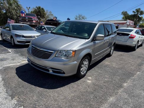 Used 2016 Chrysler Town & Country Touring FWD image 4