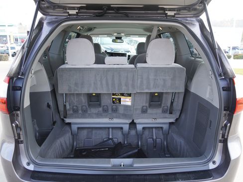 Used 2018 Toyota Sienna LE image 15