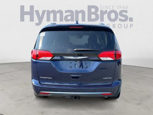 Used 2018 Chrysler Pacifica Limited w/ Tire & Wheel Group FWD image 4