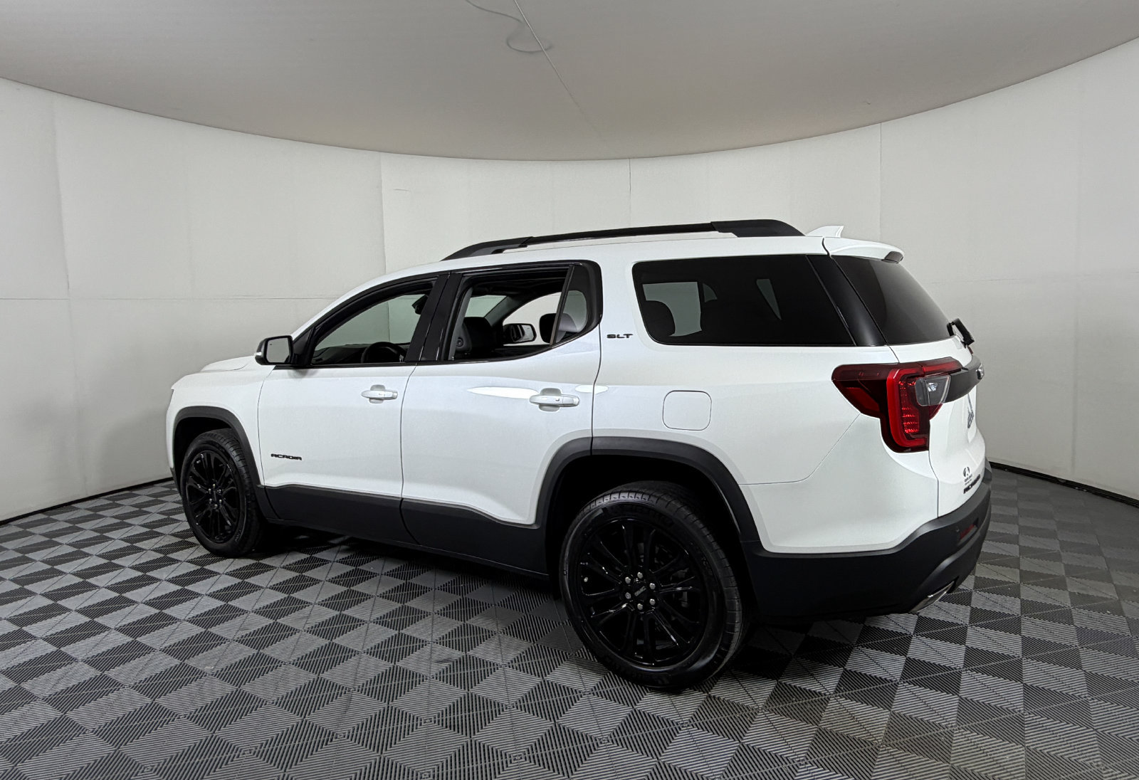 Used 2023 GMC Acadia SLT w/ Elevation Edition FWD image 3