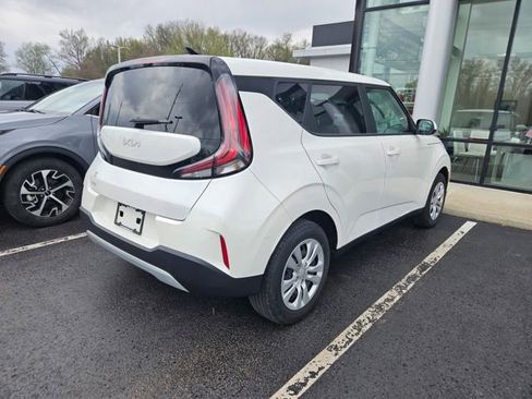 Used 2023 Kia Soul LX image 3