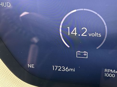 Used 2025 Buick Enclave Preferred w/ Power Package image 12