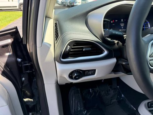 Used 2023 Chrysler Pacifica Touring-L w/ Uconnect Theater Family Group FWD image 15