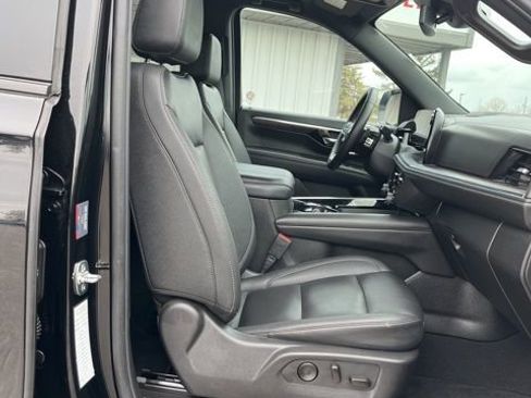 Used 2025 Chevrolet Suburban Z71 image 29