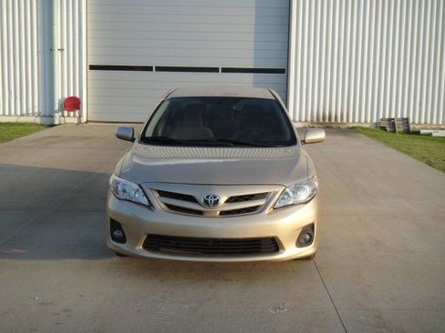 Used 2011 Toyota Corolla LE image 2