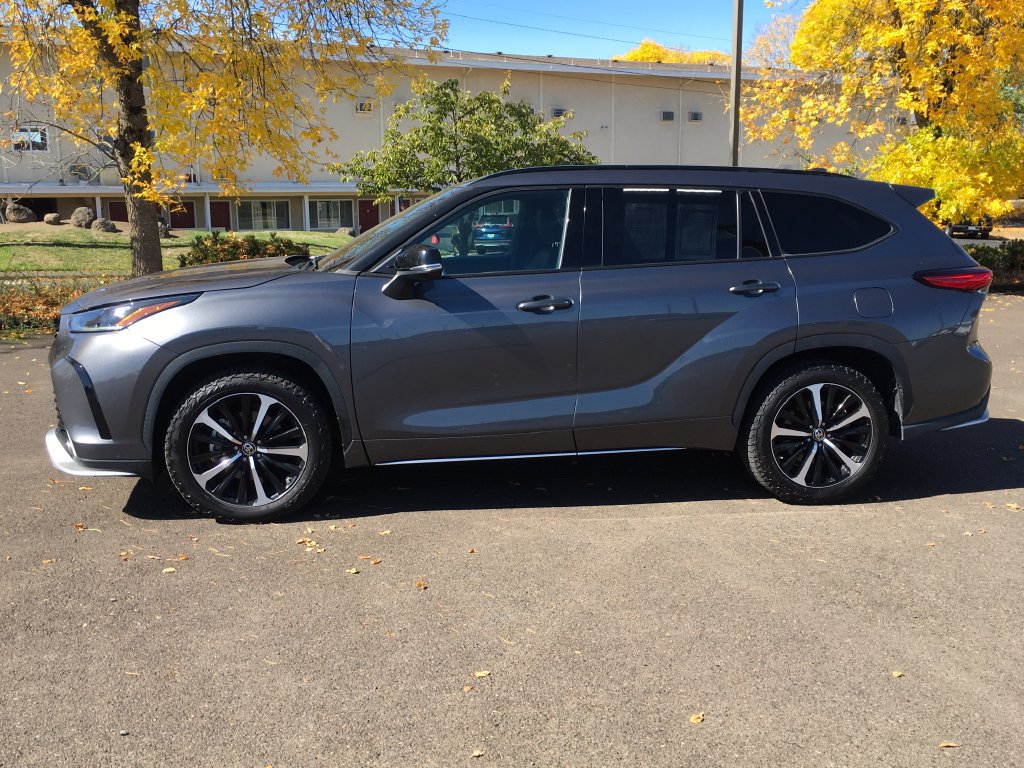 Used 2021 Toyota Highlander XSE AWD/4WD image 3
