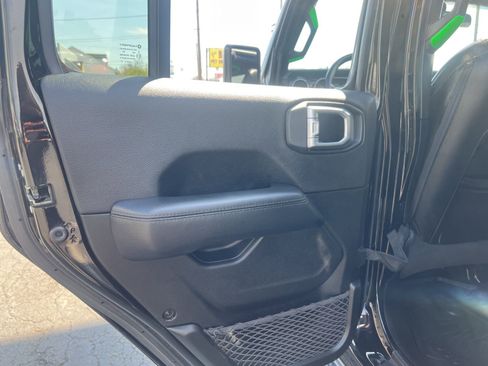 Used 2020 Jeep Wrangler Unlimited Sahara image 45