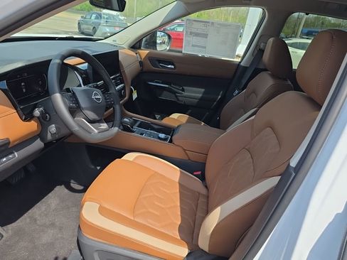 New 2026 Nissan Pathfinder Platinum AWD/4WD image 16