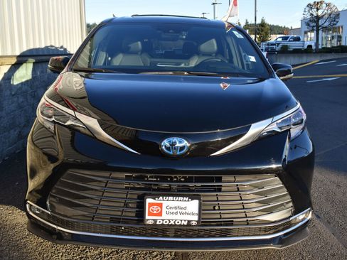 Used 2025 Toyota Sienna Platinum image 2