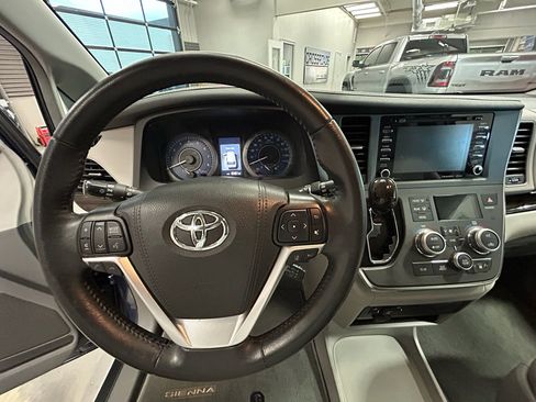 Used 2019 Toyota Sienna XLE w/ XLE Navigation Package FWD image 10