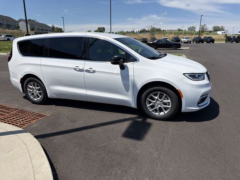 New 2026 Chrysler Pacifica Select FWD image 30