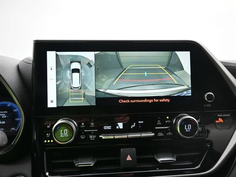 Used 2023 Toyota Highlander Platinum FWD image 16