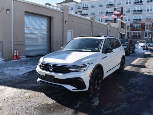 Used 2023 Volkswagen Tiguan SE R-Line image 2