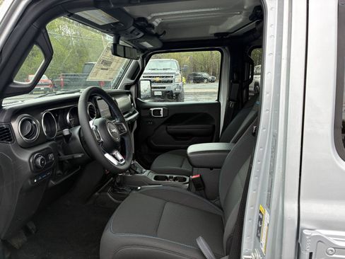 New 2023 Jeep Wrangler Unlimited Rubicon 4xe w/ Cold Weather Group AWD/4WD image 17