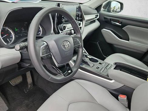 Used 2020 Toyota Highlander XLE AWD/4WD image 10
