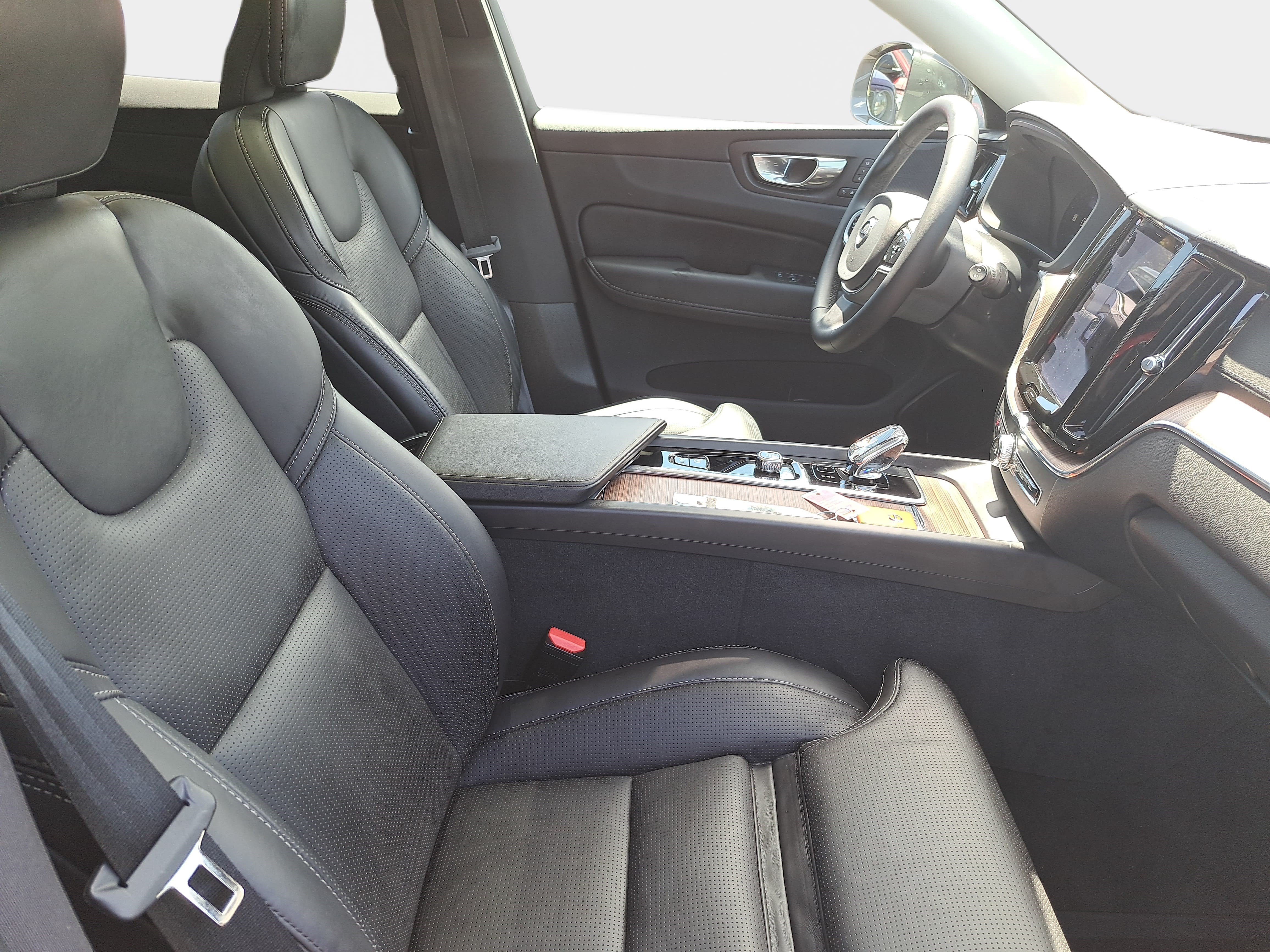 Used 2023 Volvo XC60 B5 Ultimate w/ Climate Package FWD image 10