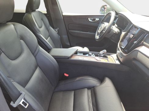 Used 2023 Volvo XC60 B5 Ultimate w/ Climate Package FWD image 10
