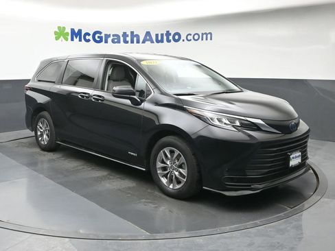 Used 2021 Toyota Sienna LE FWD image 2