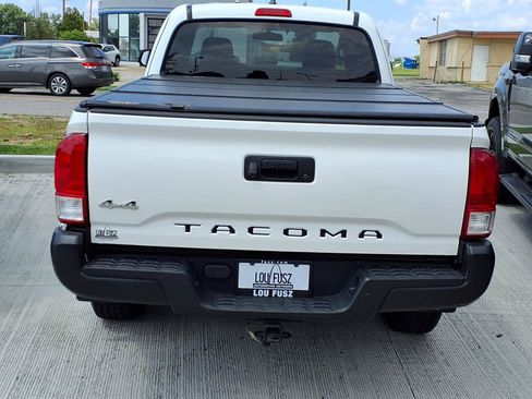 Used 2017 Toyota Tacoma SR AWD/4WD image 17