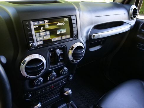 Used 2016 Jeep Wrangler Unlimited Rubicon AWD/4WD image 11