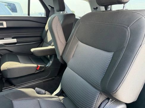 Used 2023 Ford Explorer XLT AWD/4WD image 12