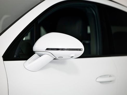 Certified 2025 Porsche Macan AWD/4WD image 12