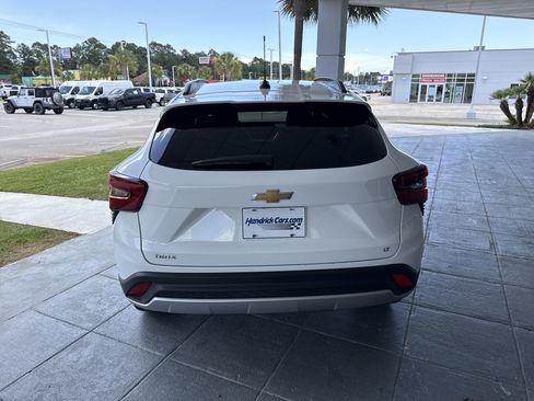 Used 2025 Chevrolet Trax LT FWD image 5