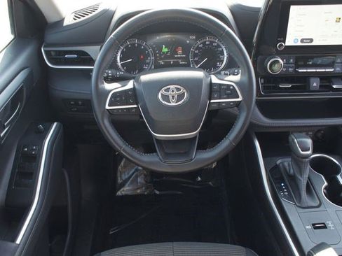 Used 2023 Toyota Highlander LE image 5
