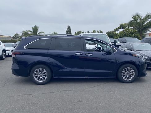 Used 2024 Toyota Sienna XLE FWD image 2