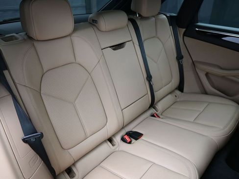 Certified 2025 Porsche Macan AWD/4WD image 27