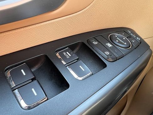 Used 2017 Kia Sedona LX w/ LX Essentials Premium Package FWD image 28