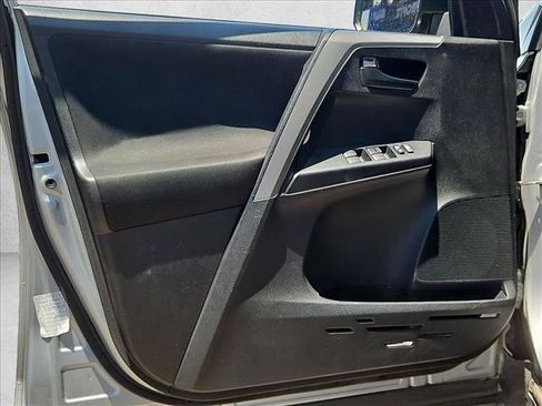 Used 2018 Toyota RAV4 LE FWD image 10