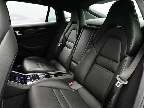 Used 2019 Porsche Panamera 4 image 14