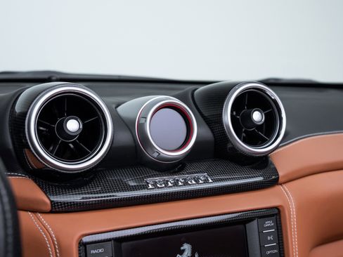 Used 2016 Ferrari California T image 11