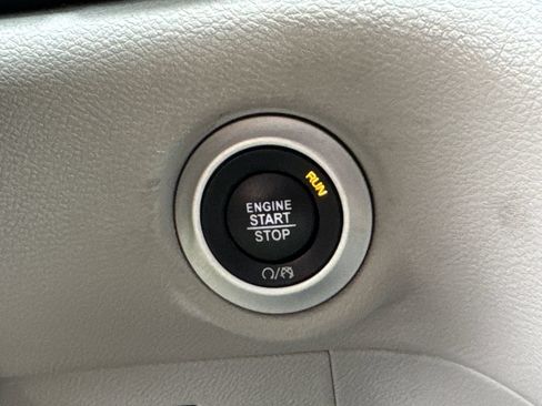 Used 2023 Chrysler Pacifica Touring-L FWD image 31