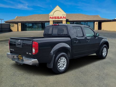 Used 2017 Nissan Frontier SV image 4