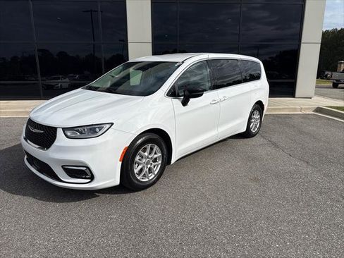 Used 2024 Chrysler Pacifica Touring-L FWD image 1