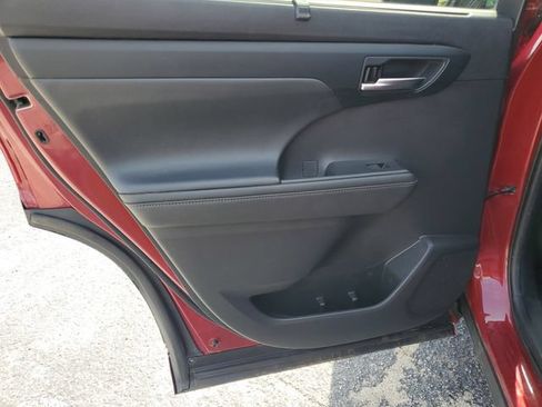 Used 2021 Toyota Highlander XLE FWD image 25