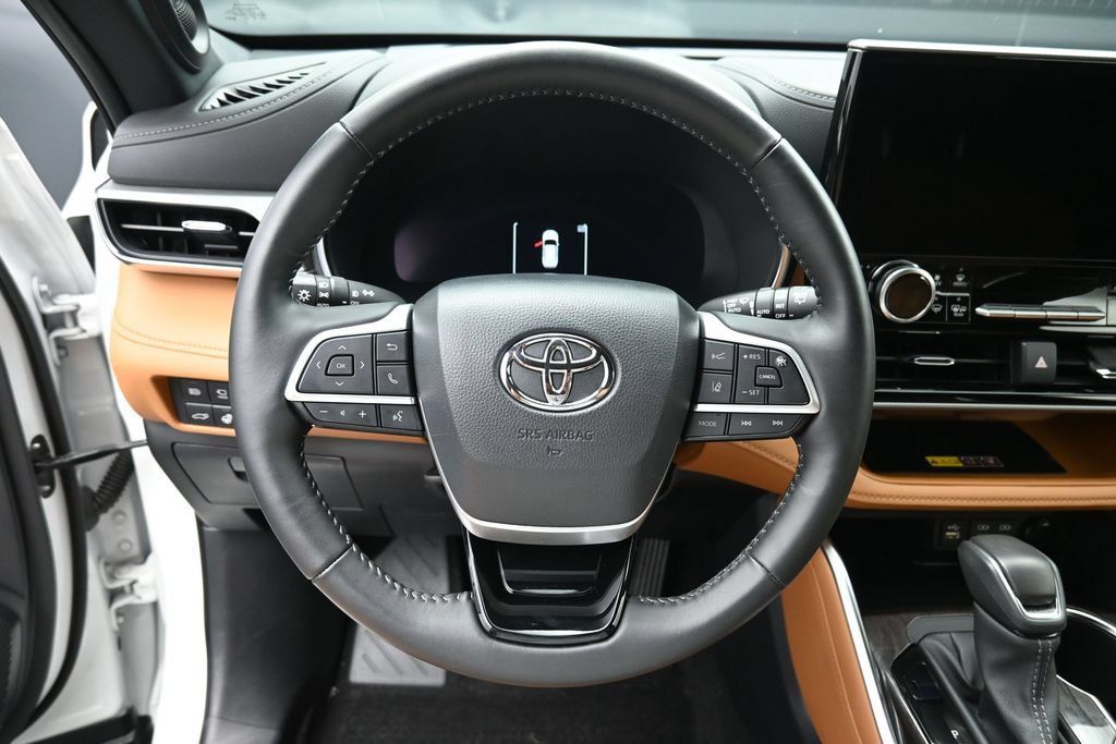 Used 2026 Toyota Highlander Platinum AWD/4WD image 17
