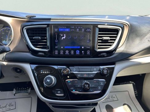 Used 2017 Chrysler Pacifica Touring Plus w/ Tire & Wheel Group FWD image 25