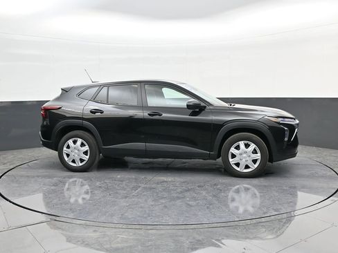 Used 2025 Chevrolet Trax LS image 9