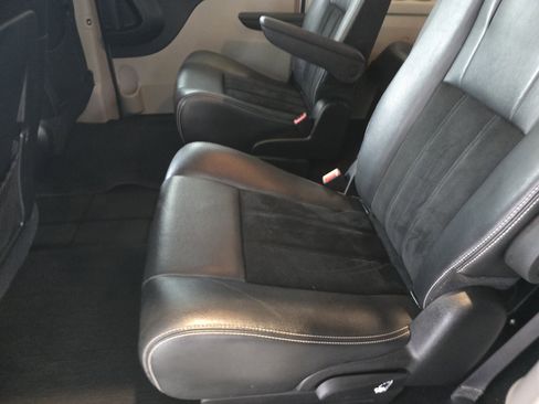 Used 2017 Dodge Grand Caravan SXT image 17