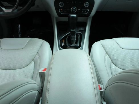 Used 2020 Jeep Cherokee Limited FWD image 27